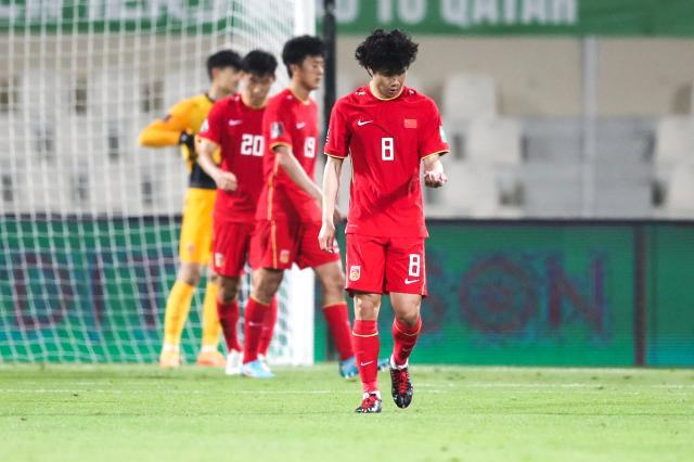 开云体育-国足重复犯错底线在哪儿？复刻中日战 头球成弱点