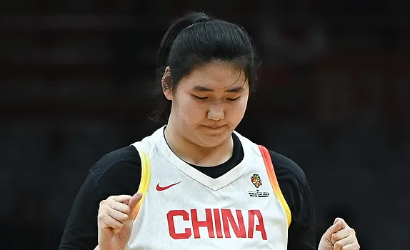 开云APP-全靠小将撑着？中国女篮半场仅得28分，张子宇一人12分